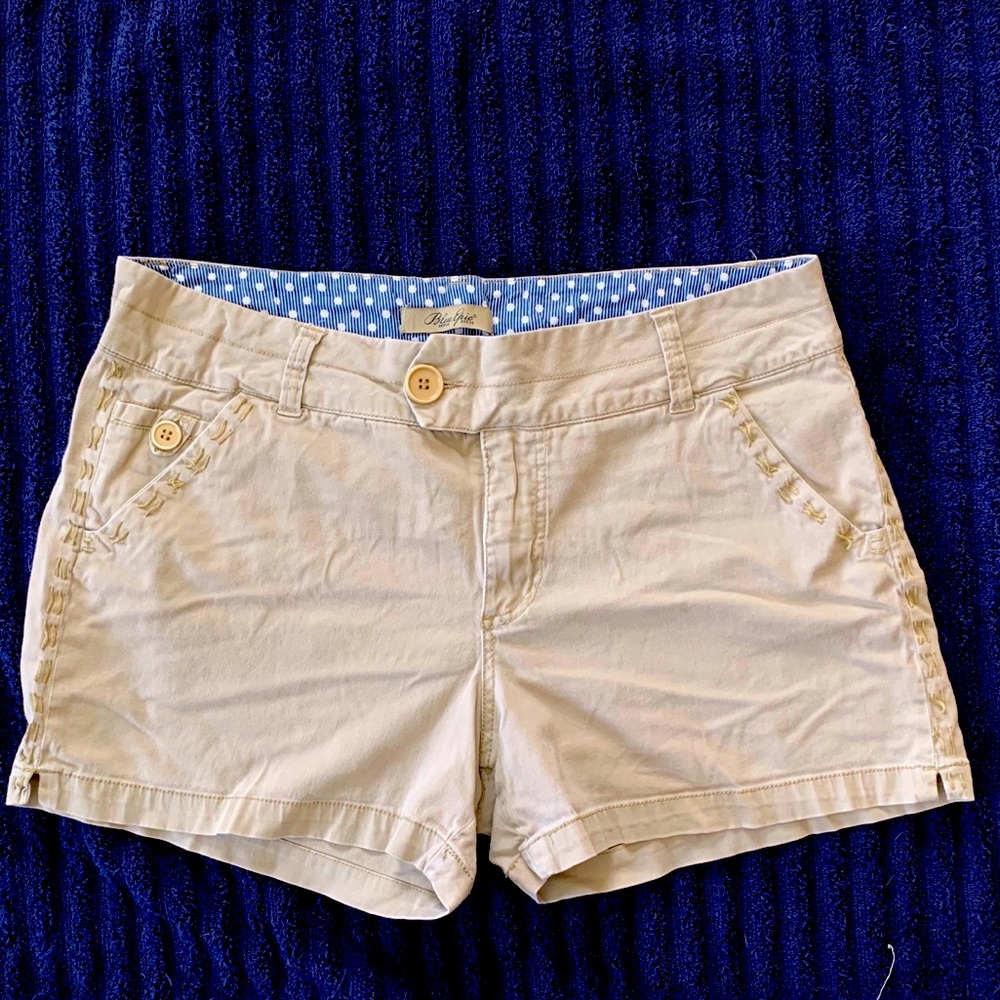 Adorable Tan khaki shorts